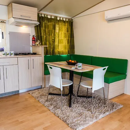 Toparti Safari-haz A Richter Safari Parkban Vip Belepojeggyel - Lakeside Safari House At Richter Safari Park With Vip Entry Ticket