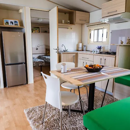 Toparti Safari-haz A Richter Safari Parkban Vip Belepojeggyel - Lakeside Safari House At Richter Safari Park With Vip Entry Ticket *